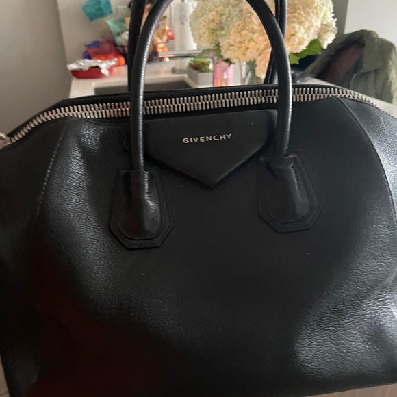 Givenchy Medium Antigona bag in grained leather - Picture 4 of 7